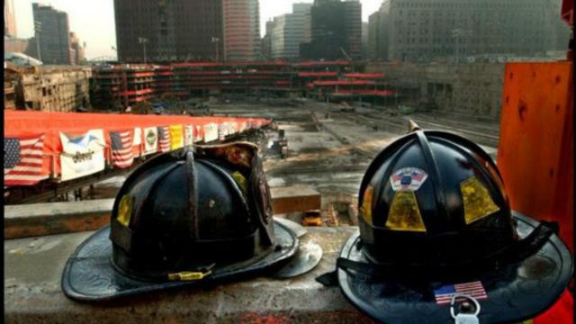 美国消防官员说，三名在13年前911恐怖袭击时参加世贸大厦抢救工作的消防员，在同一天死于癌症。