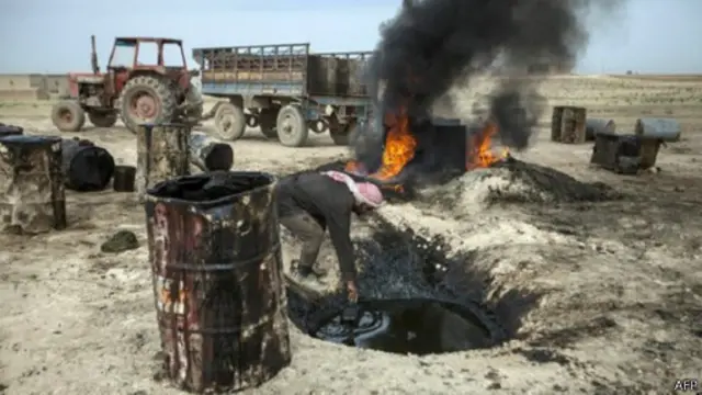 وضعت معامل التكرير المؤقتة في محافظة الرقة لإتاحة تكرير النفط الخام وتحويله إلى وقود