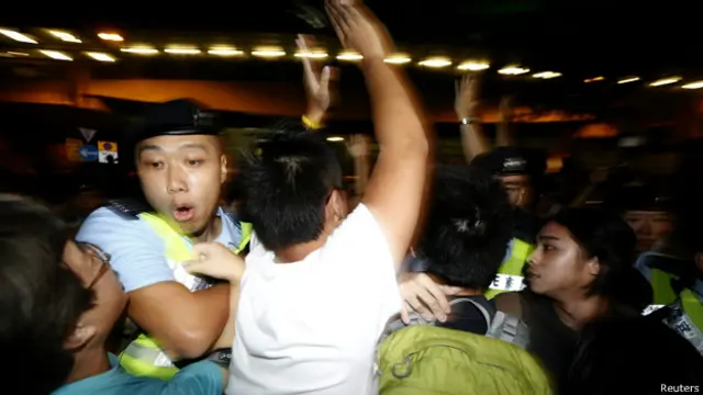 香港学联罢课新闻中心负责人、香港大学学生会会长梁丽帼说，有200人冲入香港政府总部广场（泛民主派俗称“公民广场”）。