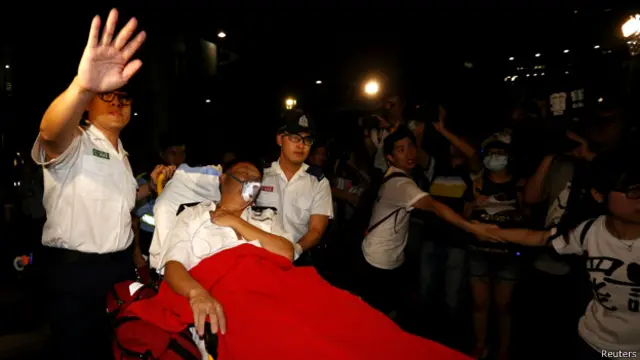 一名示威学生心脏不适被用担架抬离现场。