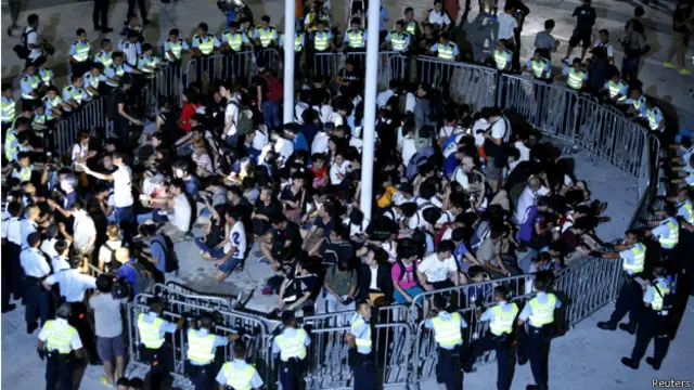 警方向占据政府总部广场的学生发出警告，不排除日后追究其法律责任。警方呼吁他们合作，配合警方的行动。