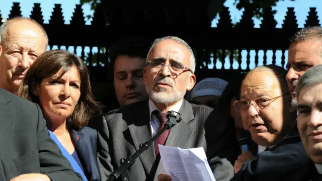 Dalil Boubakeur memegang kertas