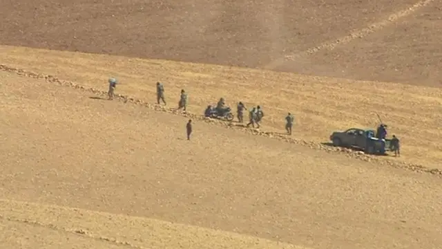 خبرنگار بیبیسی در محدوده مرزی ترکیه و سوریه، این تصویر را از حضور شبهنظامیان در خاک سوریه ثبت کرده است