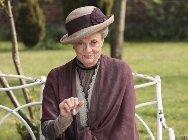 Maggie Smith como Violet, la condesa viuda de Grantham