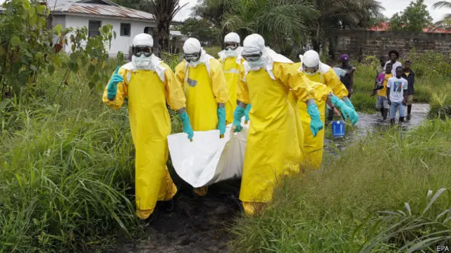 Petugas kesehatan mengangkut jenazah korban ebola di Liberia. 