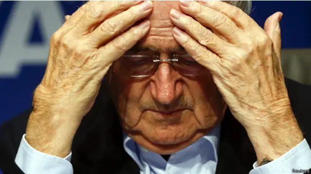 أكد بلاتر نيته الترشح لفترة خامسة على رأس الفيفا في الانتخابات المزمع اجراؤها العام المقبل