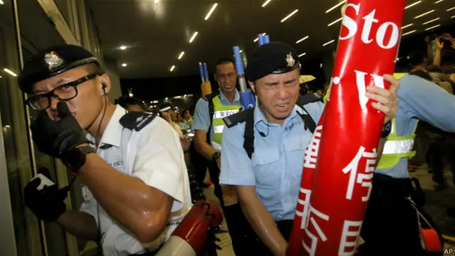 警方称他们在别无选择下，曾经施放胡椒喷剂，以制止该等罔顾公共安全及公共秩序的行为，保障在场人士安全。