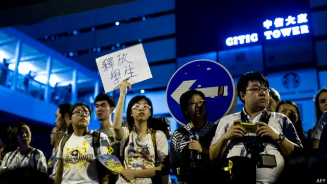 示威学生在中信大厦外的街头呼吁释放被捕学生。