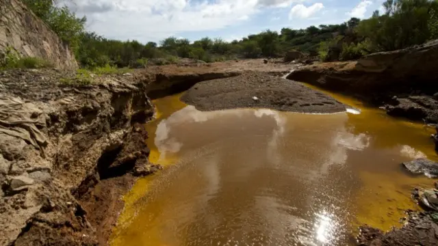 Estanque contaminado por residuos de cobre en Cananea, Sonora, México. Foto: AFP/Getty