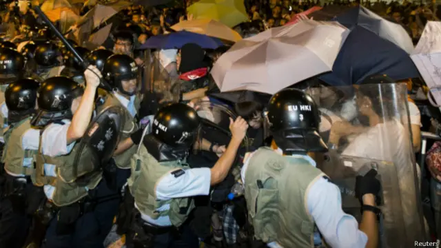 Policía y manifestantes en Hong Kong