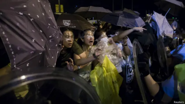 警方在衝突中多次施放胡椒噴霧。示威學生用雨傘和眼睛防備警方施放胡椒噴霧。