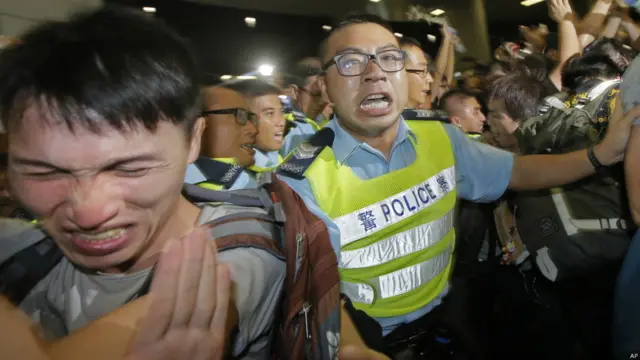 警方施放胡椒喷雾后，当时场面相当混乱。