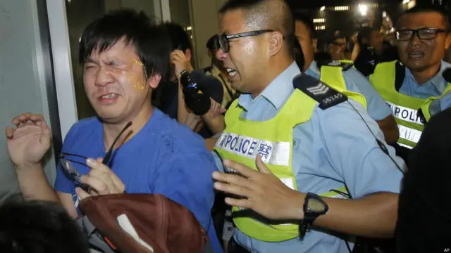 警员和抗议者都被胡椒喷雾剂呛得睁不开眼。