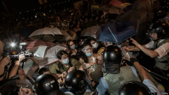 示威學生與香港防暴警察（26/09/2014）