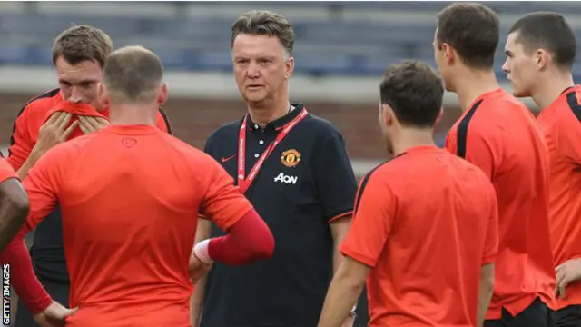 Van Gaal juga kesulitan karena banyak pemainnya yang cedera.