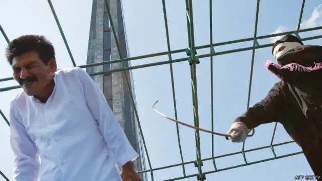 Qanun Jinayat disahkan Sabtu (27/09) dinihari oleh DPR Aceh. 