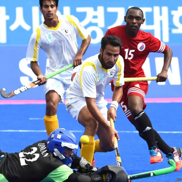 دوسرے کوارٹرمیں بھی پاکستان نے حملے برقرار رکھے اور تین گول کیے۔