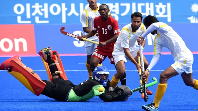 میچ میں پاکستانی ٹیم نےکمزور حریف کےخلاف میچ کا آغازجارحانہ کیا۔ عمان نے پاکستانی ٹیم کاڈٹ کرمقابلہ کیا اور دفاعی کھیل پیش کیا جس کے باعث پہلے کوارٹر میں پاکستانی ٹیم صرف ایک ہی گول کر پائی۔