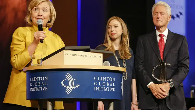 Học giả Mỹ cho rằng vợ chồng bà Clinton đã có những thái độ 'đóng kịch' trong chính trị nội bộ Mỹ để 'ghi điểm', 'lấy phiếu'.