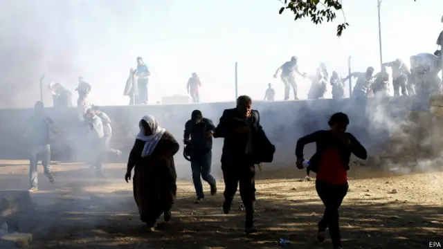 Kaum Kurdi Turki yang berunjuk rasa menentang ISIS, bentrok dengan polisi dan tentara Turki.