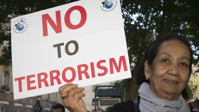 دلایل مختلفی برای گسترش اسلام‌هراسی در جهان غرب مطرح می‌شود. از عملکرد گروه‌های اسلامی افراطی در خاورمیانه گرفته تا حادثه یازدهم سپتامبر