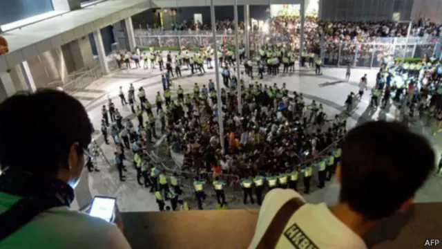 طوقت الشرطة المجموعة الأخيرة من المتظاهرين قبل فضهم