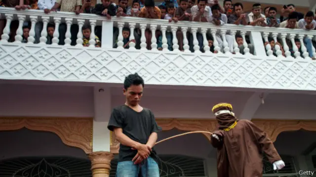 جلد شاب في إقليم آتشية بإندونيسيا