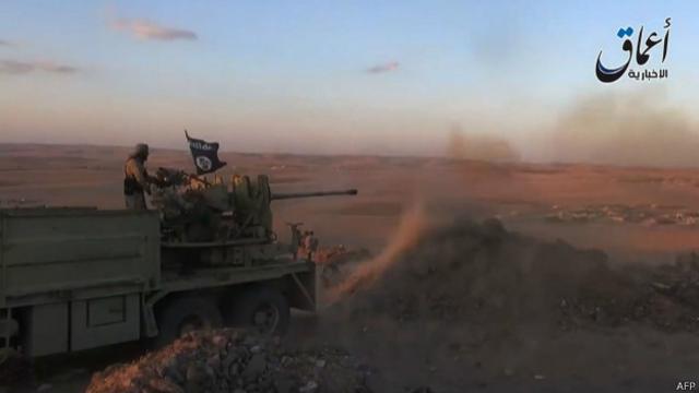 Боевик из ИГ ведет огонь по Кобани