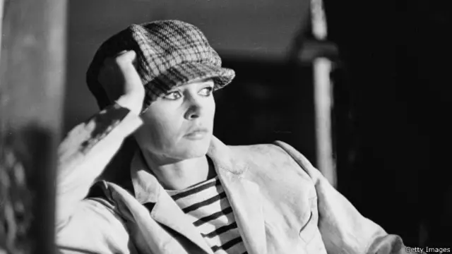 ББ в мужской кепке в период съемок фильма Луи Малля "Вива, Мария!"