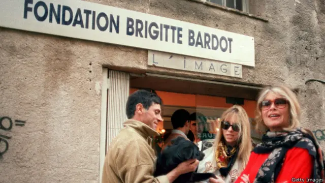 Бардо вместе со своей приемной дочерью у помещения "Фонда Брижит Бардо" в Сен-Тропе в момент запуска кампании "Рождество для животных"