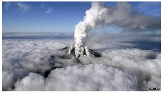 آتش فشاں کے پھٹنے کے بعد ایک بڑے علاقے سے لوگوں کو گرنے والے ملبے سے خبردار کیا گیا ہے