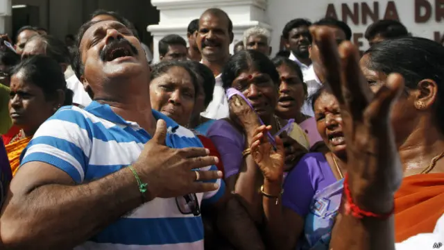 عدالتی فیصلے کے بعد جے للیتا کے جذباتی حامی تمل ناڈو میں سڑکوں پر نکلے اور احتجاج کیا