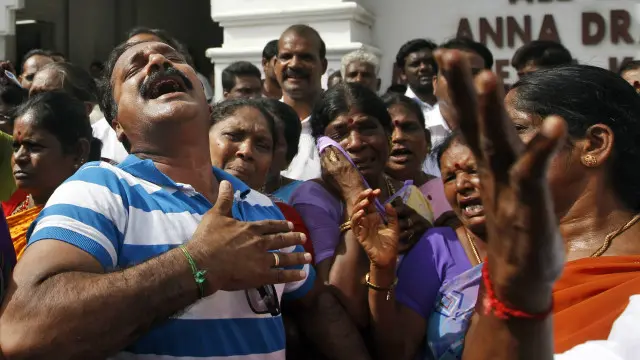 جے لیلتا کی جماعت کے سینکڑوں حامی ہیں جو دل و جان سے ان کی حمایت کرتے ہیں اور اس فیصلے کے بعد احتجاج کے لیے سڑکوں پر نکلے