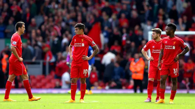 Para pemain Liverpool tampak penuh sesal usai pertandingan.
