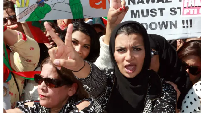 احتجاج کے شرکاء میں سب سے مقبول نعرہ ’گو نواز گو‘ تھا اور پوسٹروں اور پلے کارڈز پربھی زیادہ تر یہی نعرہ درج تھا۔