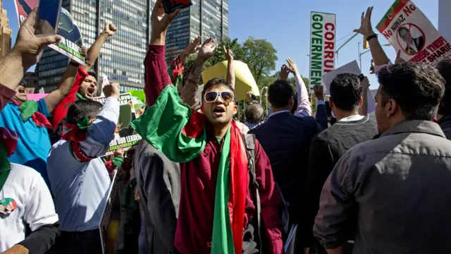 نیویارک میں اقوام متحدہ کے صدر دفتر کے باہر پاکستان تحریک انصاف اور پاکستان عوامی تحریک کے کارکنوں کی قابلِ ذکر تعداد موجود تھی۔