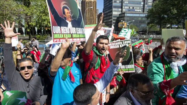 پاکستان تحریک انصاف اور پاکستان عوامی تحریک کے کارکنوں نے اپنی اپنی جماعتوں کے جھنڈے اور پوسٹر اٹھا رکھے تھے۔ 