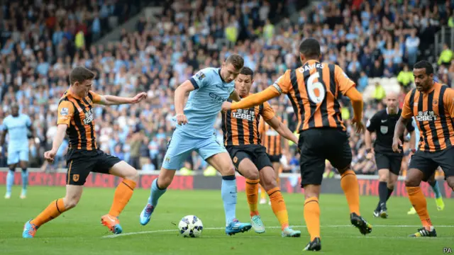 Pencetak dua gol City, Edin Dzeko, selalu dikerumuni pemain Hull. 