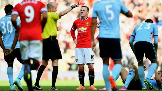Wayne Rooney diusir wasit karena menendang Abel Hernandez.