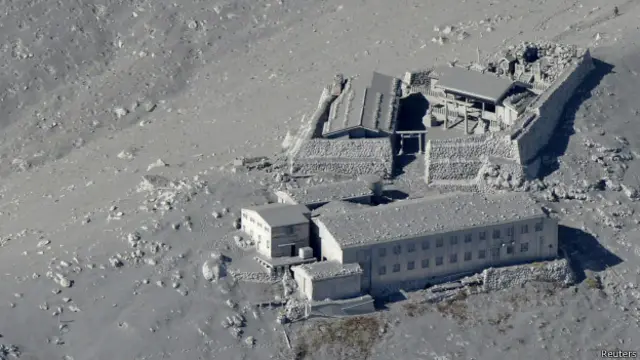 آتش فشاں کی وجہ سے اردگرد کے علاقے پر راکھ کی کئی انچ موٹی تہہ جم گئی