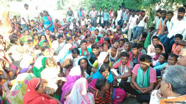 बिहार, गया जिला, मोटीवेशन सेंटर के बाहर इकट्ठे दलित