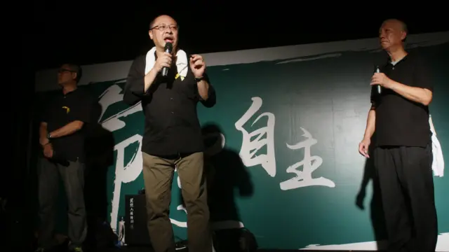 占领中环发起人戴耀廷周日（9月28日）凌晨1：30左右在添美道学生示威集会地点宣布，占领中环行动正式启动，“占中行动由占领政府总部开始。”