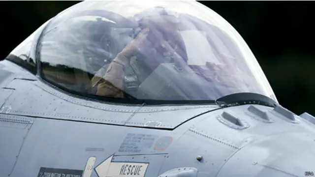 أدانت جبهة النصرة الاسلامية المرتبطة بالقاعدة الضربات الجوية واعتبرتها حربا ضد الاسلام