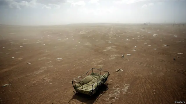 مهد تركه اللاجئون الفارون ورائهم في الصحراء في الطريق الى بلدة سانلي اورفه التركية