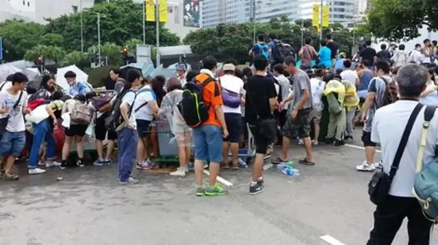 示威者「轉守為攻」，把警方布下的空水馬注水 (BBC中文網記者葉靖斯攝）