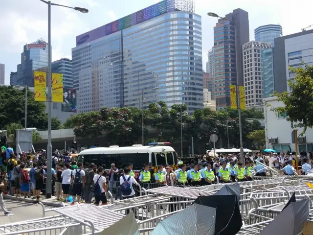 現場有很多警員部署