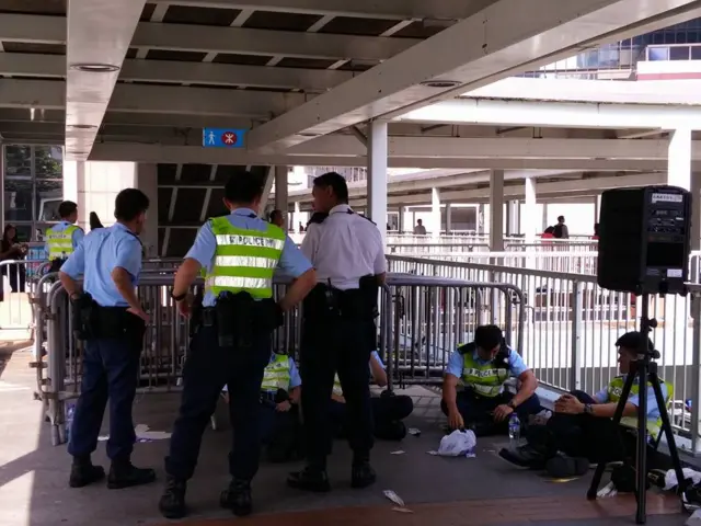 警員也在抽空休息