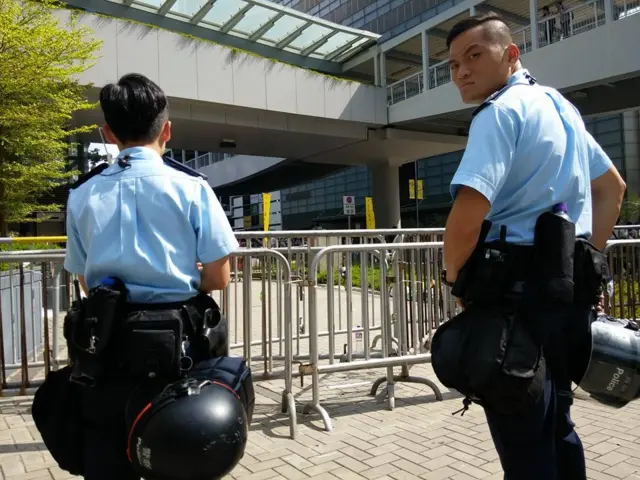 在宣佈佔領中環後的第一個早上,大批警察繼續在香港政府總部布防。其中一些警察還配備了防暴裝備。