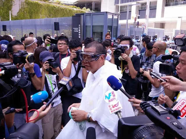 壹傳媒主席黎智英也戴上了防護眼罩,站在「公民廣場」外的示威者中。