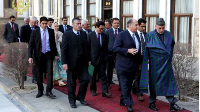 د ۲۰۱۳ دسمبر، د نړۍ د اسمعیلي ډلې مشر کریم آغا خان د کرزي کتلو ته راغلی و